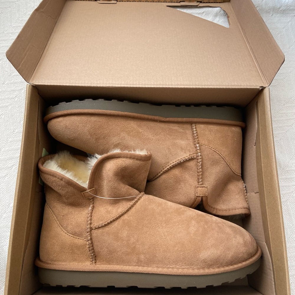 Kirkland Signature Women's Shearling Scalloped Edge Boot (Chestnut, US Footwear) - Picture 8 of 10